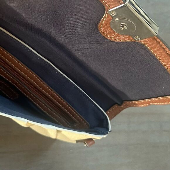 Chaps Marisa, color block wristlet. - Picture 3 of 6